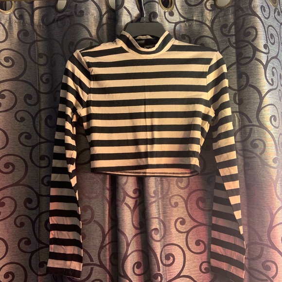 Forever 21 Tops - Forever 21 Long-sleeve Crop Top